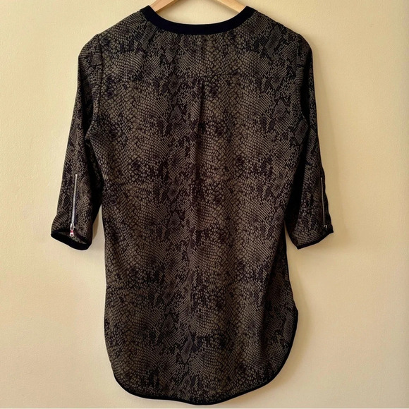 Dynamite| Chic Modern Snakeskin Print V-Neck 3/4 Zipper Sleeve Tunic Top Sz‎ XS - Picture 2 of 5